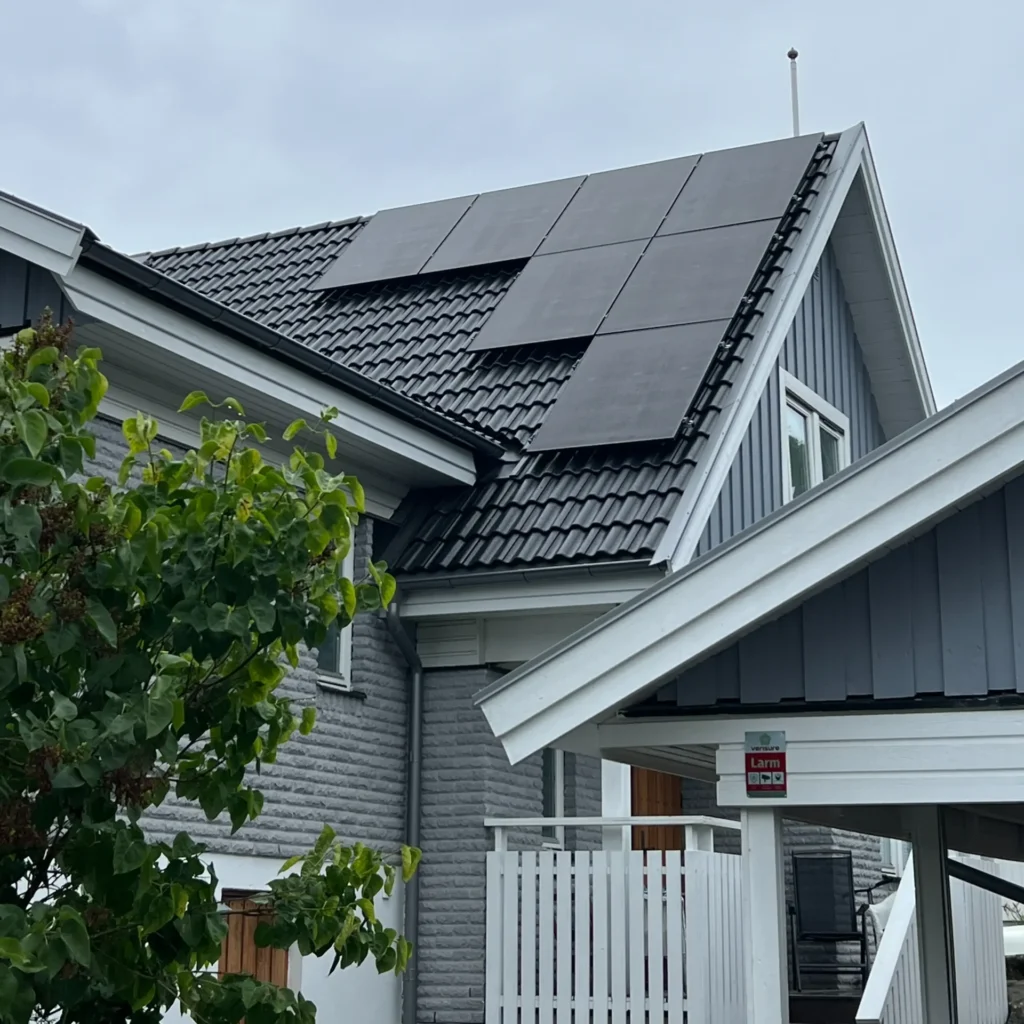 Villa med solpaneler på taket