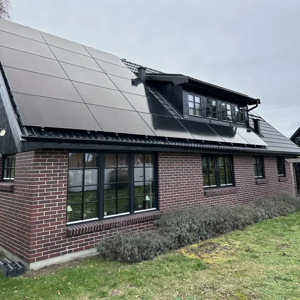 Villa med solpaneler på taket