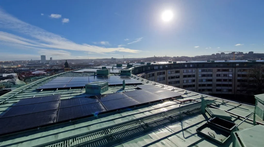 Solceller installerade på en fastighet, en bostadsrättsförenings tak i Stockholm
