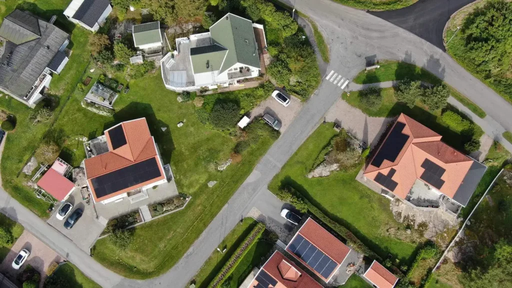Drönarbild på villor med solceller på taket