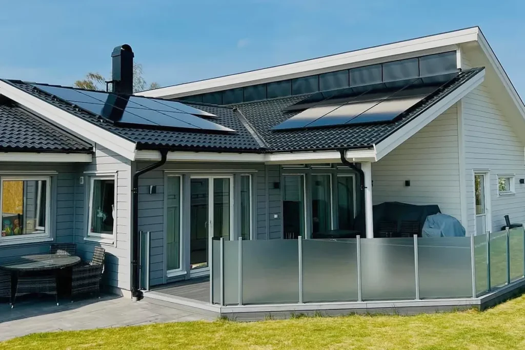 Aiko solpaneler på ett villatak