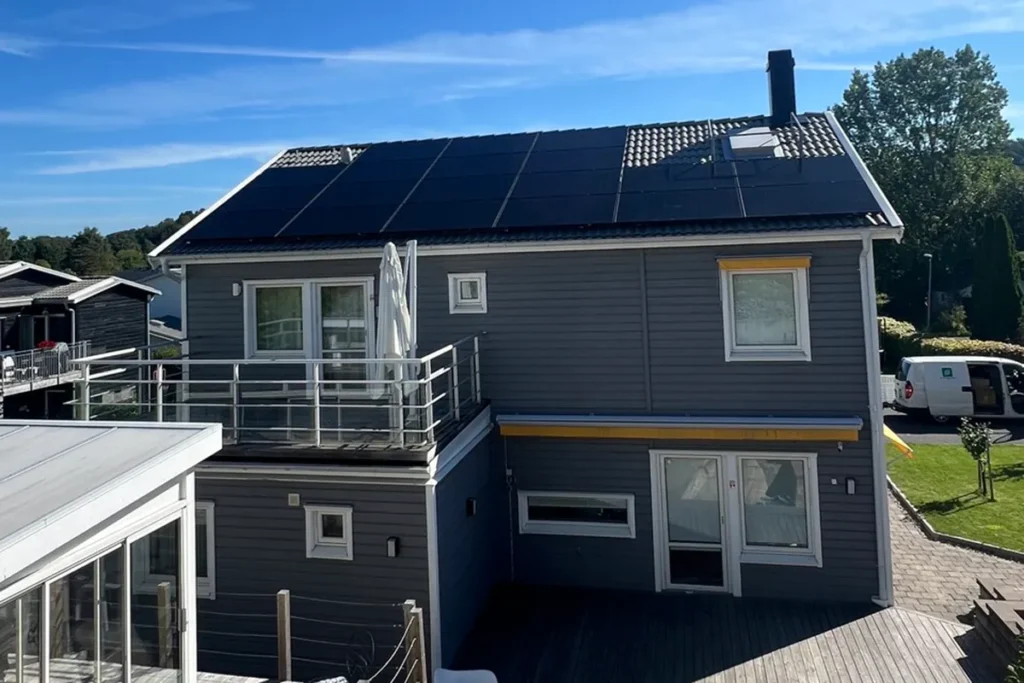 Solpaneler på villa