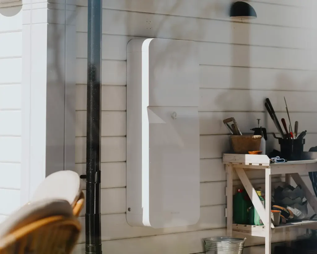 Polarium Home batteri monterat utomhus på en villa