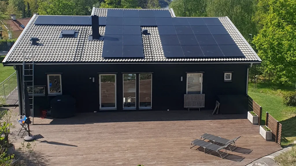 Villatak med nyinstallerade solceller
