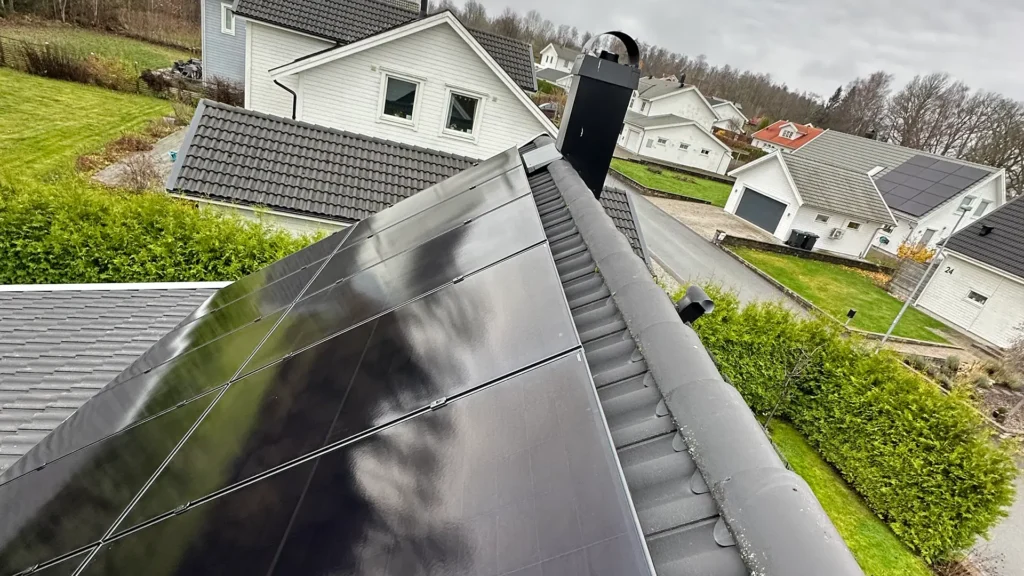 Solceller på villatak i Lindome